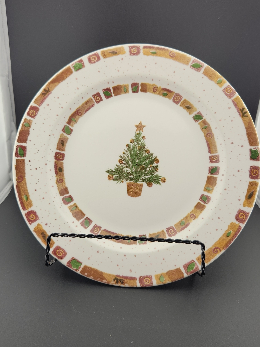 Pier 1 Holiday Christmas Tree Dinner Plate - Green & Gold
